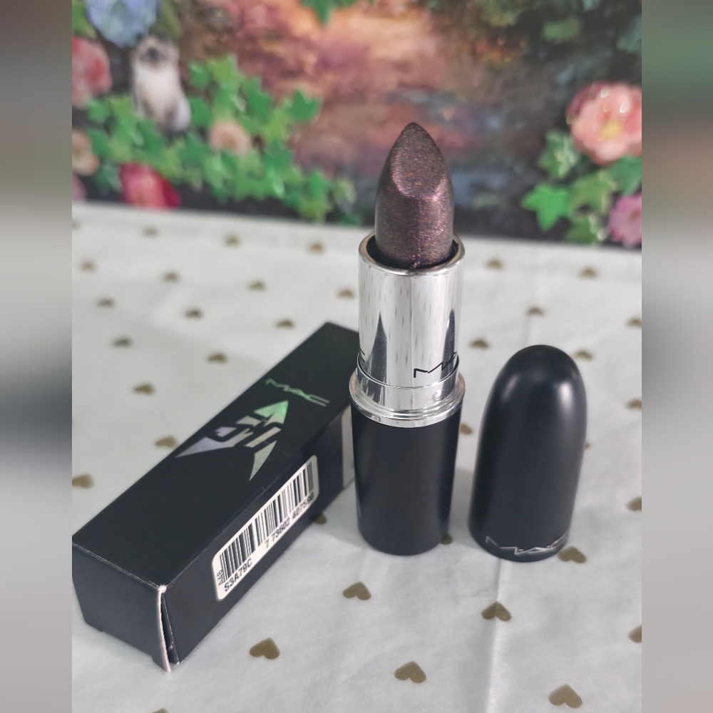 Auth M.A.C. limited edition collection from Startek : Kling It On *rare item.